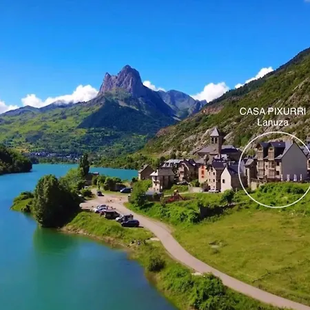 Casa Pixurri En Compuesta De 5 Turisticos En Casona Pirenaica Apartamento