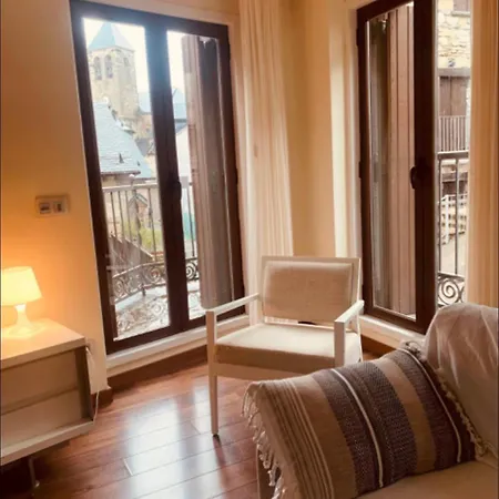 Casa Pixurri En Compuesta De 5 Turisticos En Casona Pirenaica *